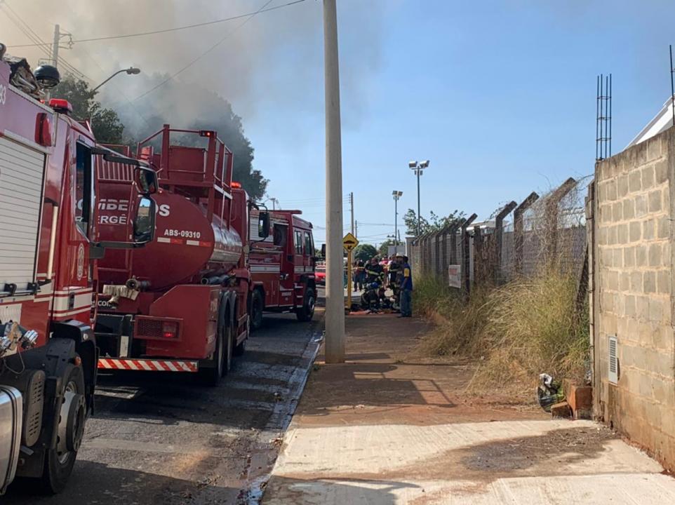 Foto 4 de 5 — Casa pega fogo no Selmi Dei e bombeiros tentam apagar o incêndio